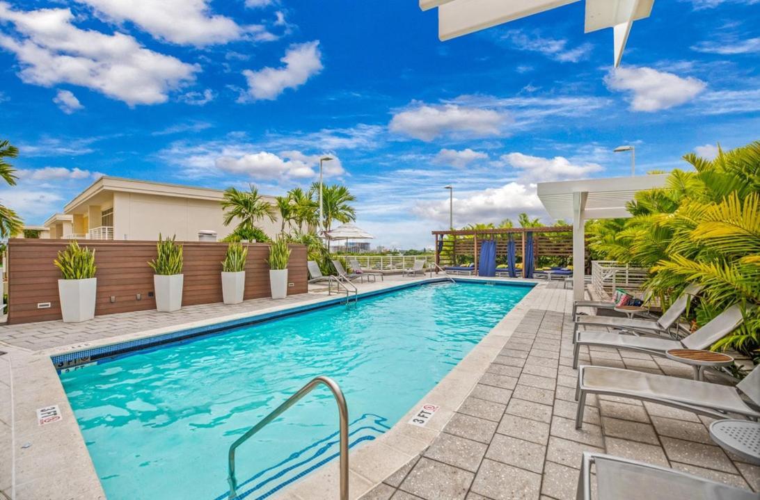 Midblock Midtown 1b W Pool Gym Apartment *